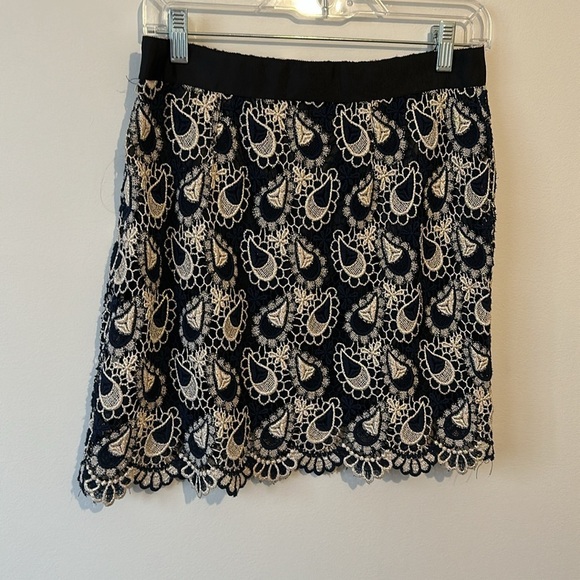 Jayuro Elegant Navy and Cream Lace Skirt Made in Korea - Picture 4 of 5